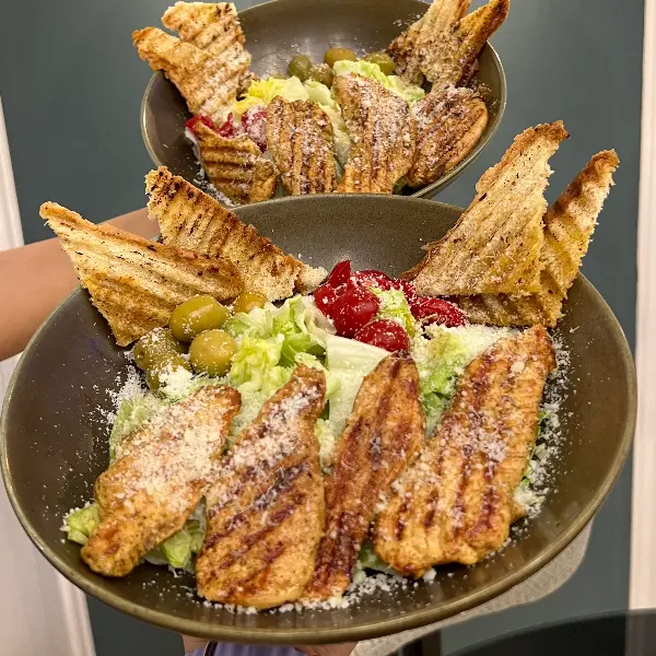 سالاد سزار با مرغ گریل